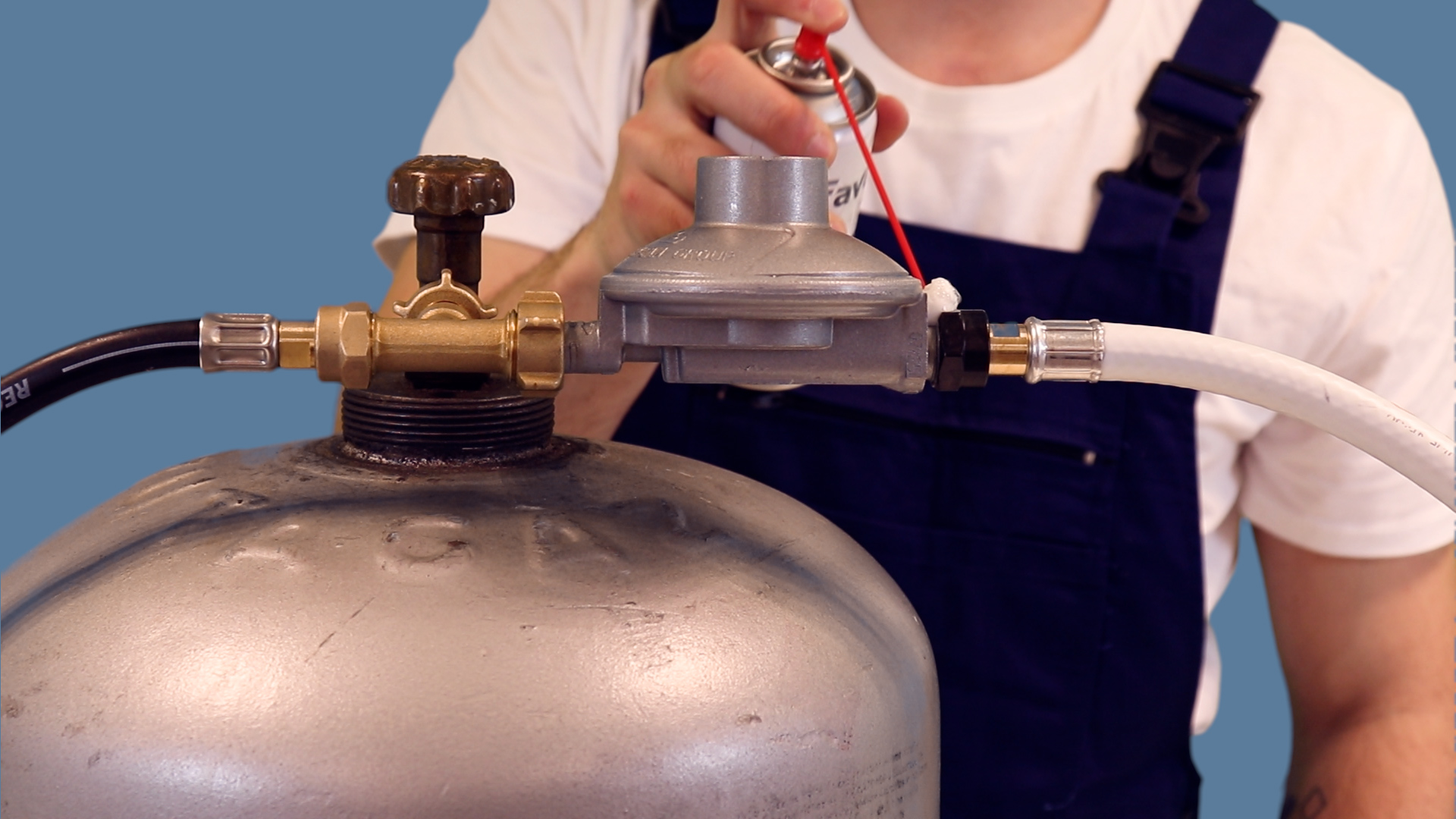 Branchement du détendeur sur le raccord en té puis du tuyau de gaz sur le détendeur
